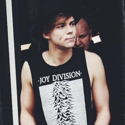 CLICK THE LINK TO HELP ME MEET 5SOS! ( follow from @ashtonirbwin )