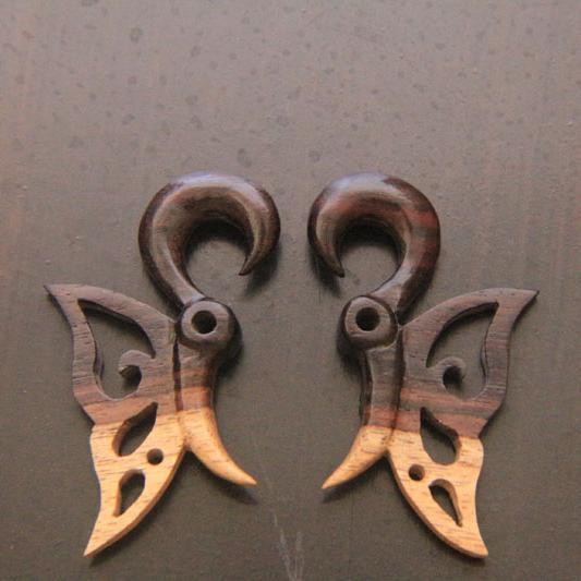 We are Bali handicraft artisan. We make accessories made from wood and horn.