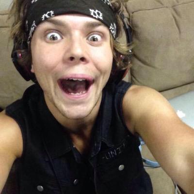 ✨IM THE CHEETO OF ASH!!!✨ 0/4 0/5 Im an Ashton girl and I Love One Direction