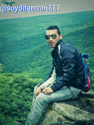 No te pases la vida buscando la felicidad mejor dejate encontrar por ella todo llega en su debido mometo 
veo la vida diferente *tengo una meta por cumplir * f