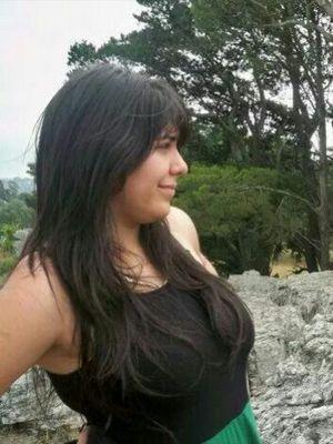 Con los dedos en V, deseando al final hacer la REVOLUCION con una cancion de amor~