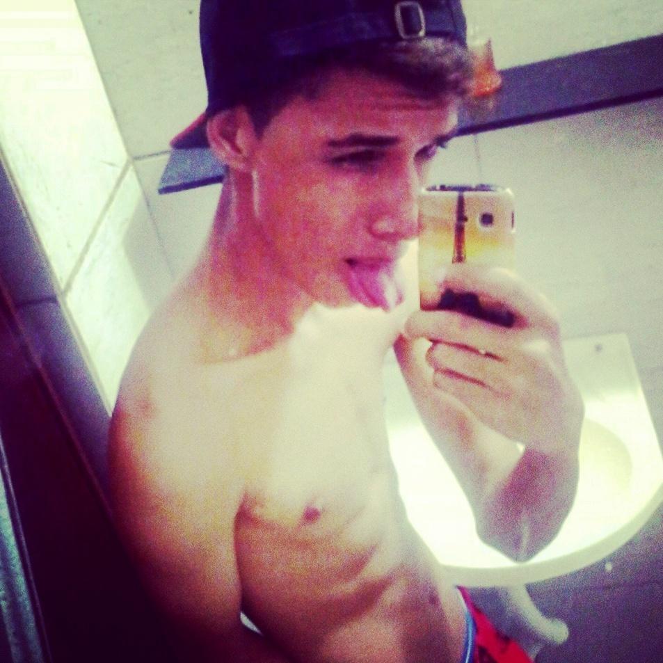 leoblajanike's profile picture. Quebrando tudo e decepcionando pessoas desde 1996.