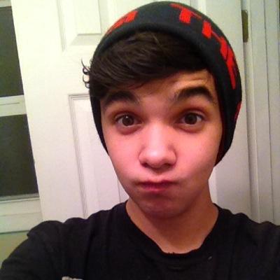 14\ i like talking alot so tweet me, i follow back and i like bagels : ) ask me anything :) #LGBT