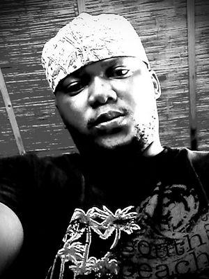 Maxibenzzz's profile picture. HEADS HIGH