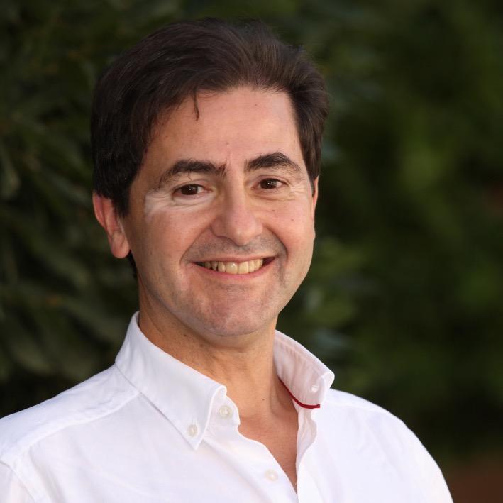 Conferenciante, consultor, profesor de Escuelas de Negocios, escritor, siempre dispuesto a que la vida y las personas me sorprendan