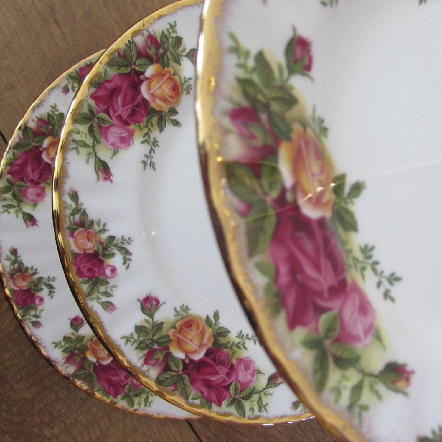 Mum to 2, Wife to 1 and lover of Earl Grey Tea & Cake. Creating beautifully unique handmade cake stands using delightful vintage & modern crockery.