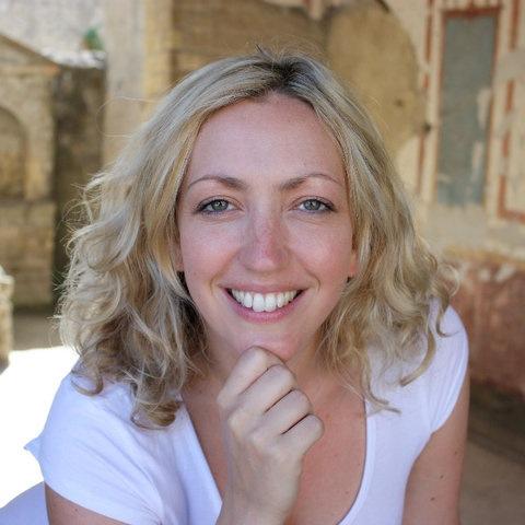 A blogger and content curator on personal growth topics.  Work in L&D/Employee Engagement.