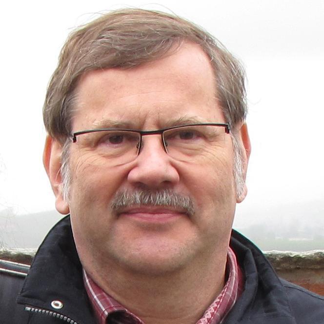 Apteekkari emeritus, innostunut farmasiasta ja suomalaisen terveydenhuollon tulevaisuudesta. Lisäksi kiinnostavat viinit ja jääkäriliike.