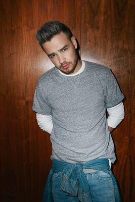 free follow from @Larrziall