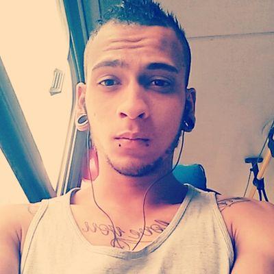 sou uma pessoa muito sincera e muito realista adoro meus amigos e nunca vou deixar nem um deles na mão