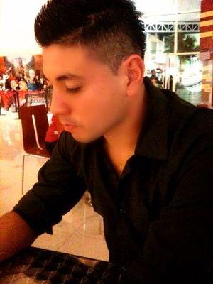 Amiguero, b honda, simpatico, buen amigo y feliz! ....m sigues y t sigo!!