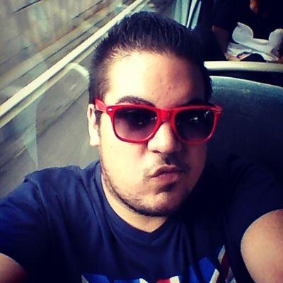 El que tiene un vicio, si no se mea en la puerta, se mea en el quicio...⭐