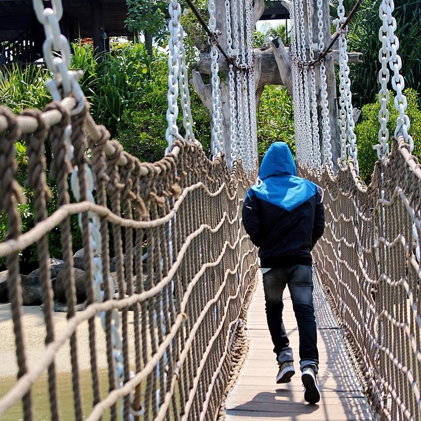 Pribadi yang selalu berusaha untuk berpikir positif, percaya diri dan optimis....
