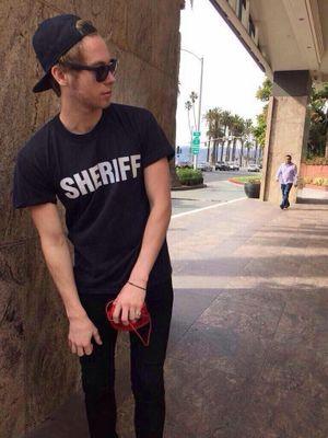 hey pls follow me @afterglowlrh ily