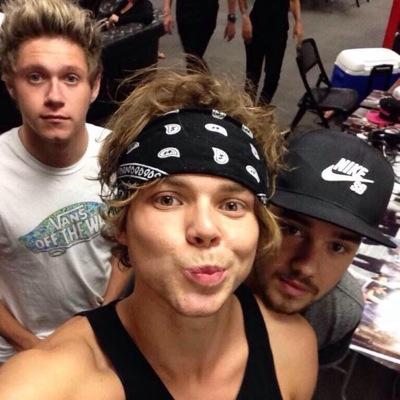 Follow @HoeForStyles because she just gave you a free follow ✨