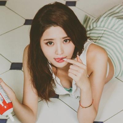 whoz that girl?