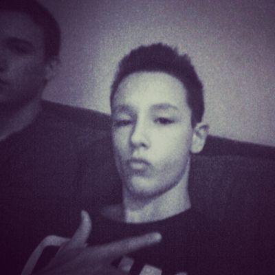 99.estudiante del mentesa oretana fans de la musica acdc fans del futbol atletico y me paso el dia de la play a la cama (: