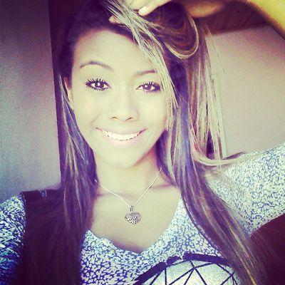 Ela sonha com um dia melhor, Com uma vida melhor pra se viver.