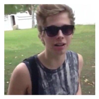 I HAVE BEEN TRYING TO GET LUKES FOLLOW FOR OVER 2 YEARS AND I'M HONESTLY TRYING SO HARD I LOVE HIM AND HOPEFULLY YOU WILL BY RETWEETING THE LINK. I LOVE YOU.