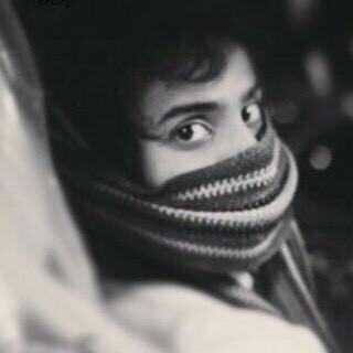 -  ‏لستُ سَعيداً ولا حَزينْ ؛ أنا أقفُ بالمُنتَصِف القَاحِل .