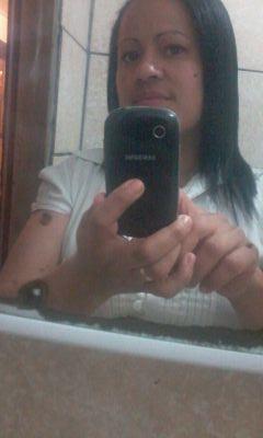 sou amiga leal,sincera,exagerada,extrovertida,carinhosa,sou de tudo um pouco,mas sou feliz.acredito em cristo e estou em busca de crescimento espiritual.