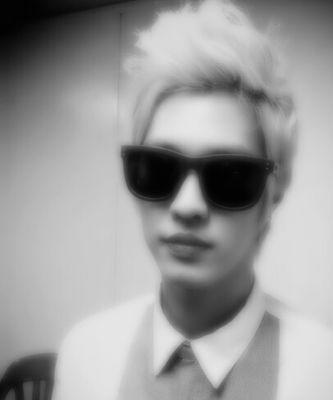 (양승호 一 SeungHo; October 16, 1987
  The leader of boygroup M B L A Q