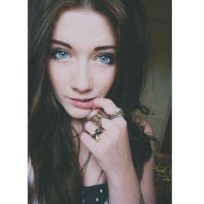 ⠀⠀☠ ❝ Normal people have no idea how beautiful the darkness is .❞【Lizzie Sienna Woods. 18. Single. Child of Erebus; God of Darkness. 】☠