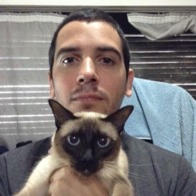 Nacido en el 80, menor de tres hermanos y solitario por naturaleza, me entregué a la escritura al descubrir en ella una forma de comunicación profunda.