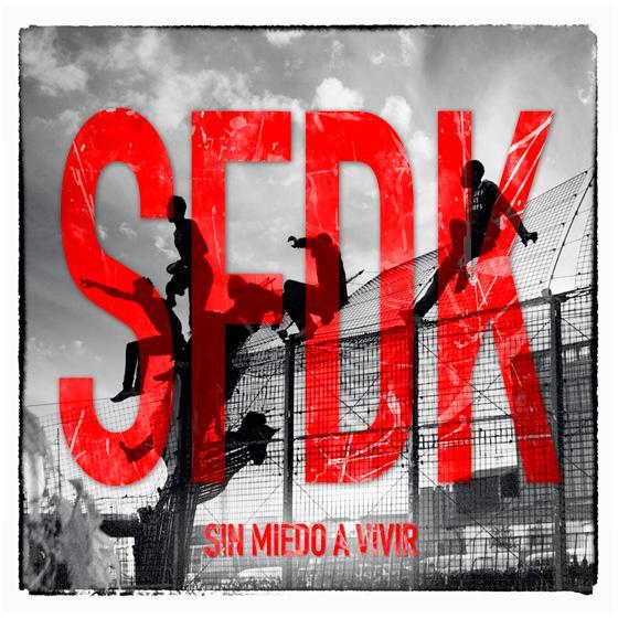 Promuevo el mayor conocimiento del rap con cimiento pero poco conocimiento, miento si desmiento lo que siento si son solo letras que se lleva el viento.