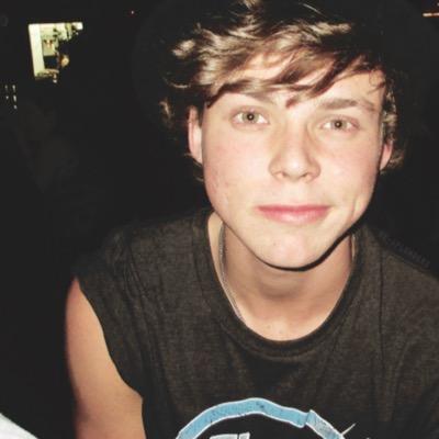 CLICK THE LINK TO HELP ME MEET 5SOS! VOTING ENDS TOMMOROW SO IF YOU CAN PLEASE VOTE BOTH DAYS (follow from @ashtonirbwin )
