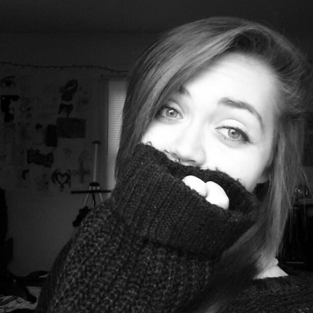 Antisocial bundle of self hate that loves bands and artsy things. Peaceskies ✌