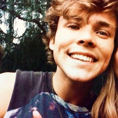 CLICK THE LINK TO HELP ME MEET 5SOS! VOTING ENDS TONIGHTT SO IF YOU CAN VOTE TOMORROW PLEASE DO! (follow from @ashtonirbwin )