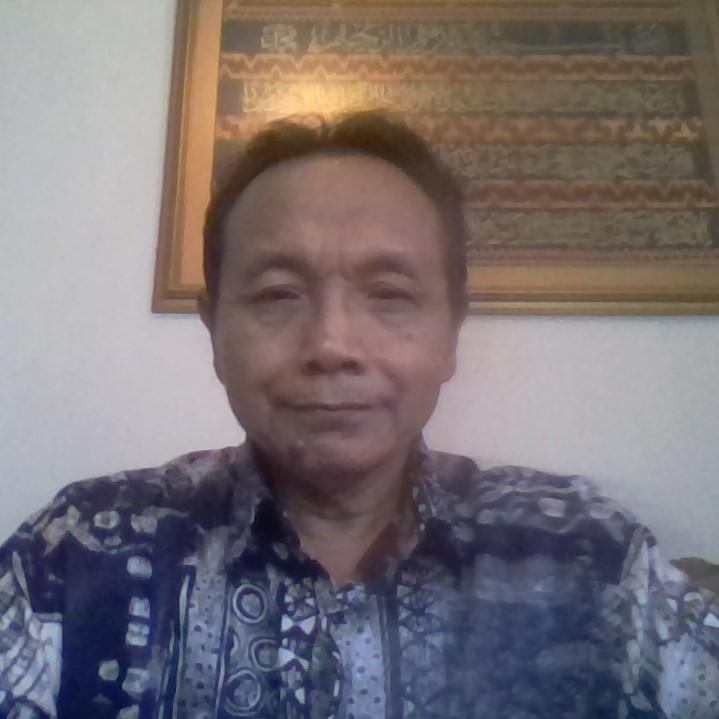 dokter, pensunan PNS, konsultan manajemen  Rumah Sakit  dan manajemen  kesehatan masyarakat