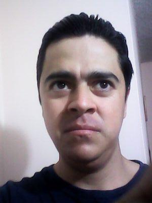 Existen otras formas de hacerse atractivo, que utilizan tanto los hombres como las mujeres, tales como tener modales agradables y conversación interesante.