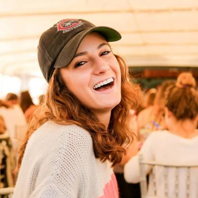 omgitssarad's profile picture. Probably eating a sandwich