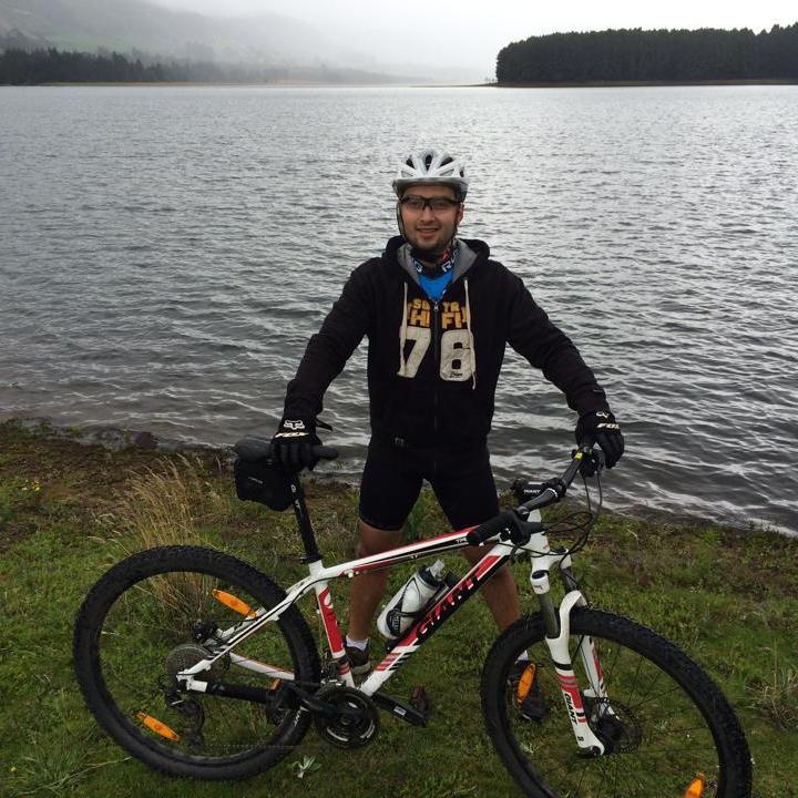 Ingeniero de sistemas, practicante (no profesional) de MTB