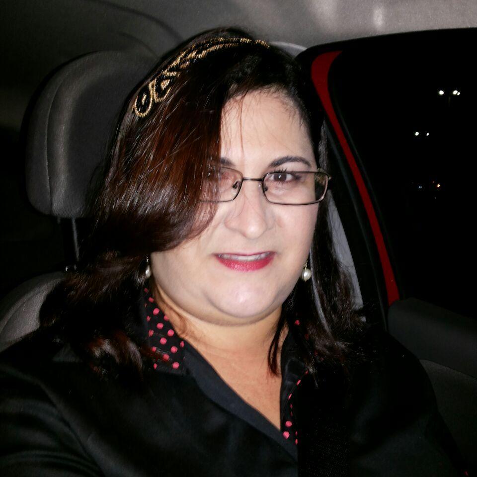 MarluLelesLu's profile picture. Não ligo que me olhem da cabeça aos pés, pois nunca farão a minha cabeça, nem chegarão aos meus pés.