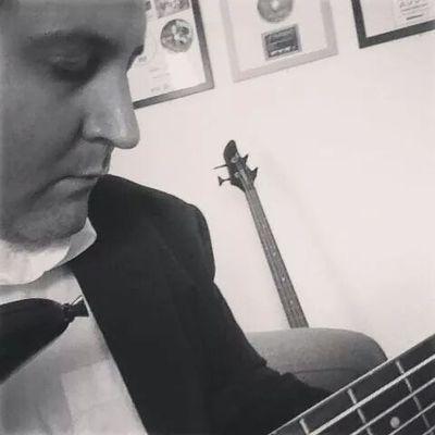 Music Editor, Radio Host (@soundofprogrock) & Musician (@official_eas). Comedy & SciFi Fan. Intelligent & funny people welcome. 42!