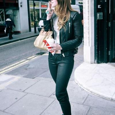 Coffee all day everyday. I tweet my shits, from college life to outer space, hoping someone can relate to, you're welcome to follow. xx