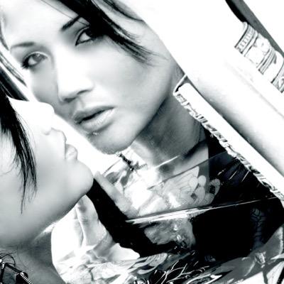 I am a professional. i think in images, and dream in stills. 
painter, photographer, makeup, bodypainter.