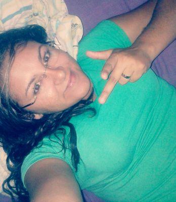 -  Flamenguista  , louca,chata,cuidadosa, tímida, Gosto de carinho,atenção,   outros,  cabelos grandes ,adoro sonhar alto .:)
