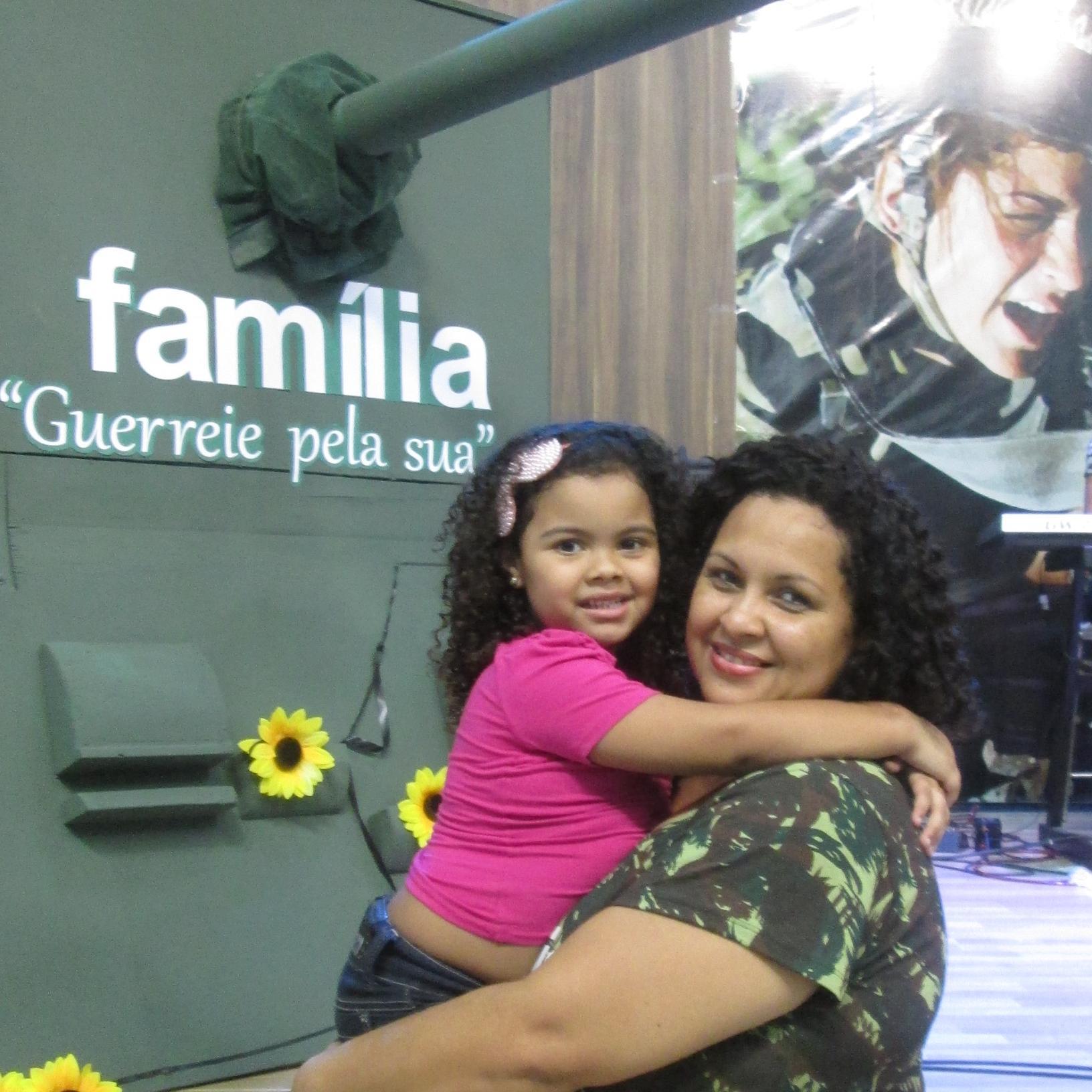 Sou esposa do Edu, mãe da Mariah Eduarda mais linda do mundo!! apaixonada por tudu ke tenho!! ciumenta e possessiva rsrs