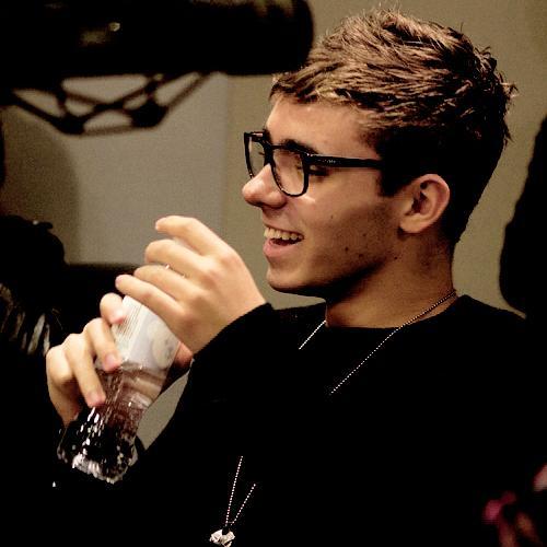 Follow @TeamNSykes This is a free follow