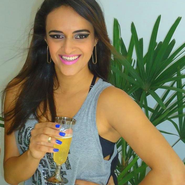 Bem leonina, menina, mandona,Linda, sabe da sina, mina valentona,Fina, cheia de razão, rainha, foliona ...