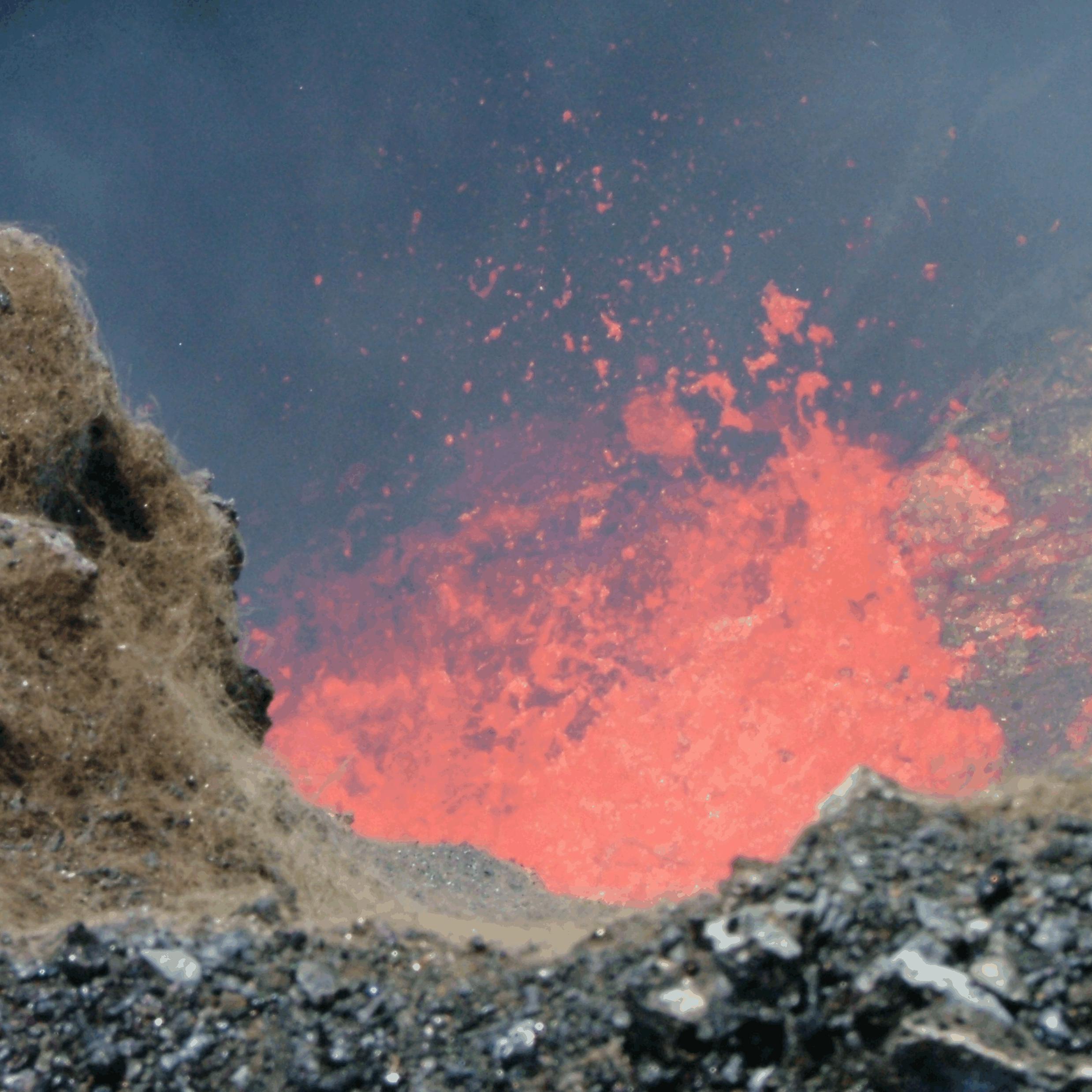 Geologist researching 3D and 4D structures and processes using x-rays, especially hot rocks. Currently putting mini magma chambers under the microscope.