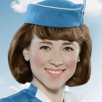 Pan Am's flight attendat, love my job, one day I'll be the captain. J'aime beaucoup l'aviation.