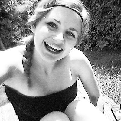 LisaMariaAtz's profile picture. 20, student | In love with travelling, book enthusiast, coffee lover, foodie