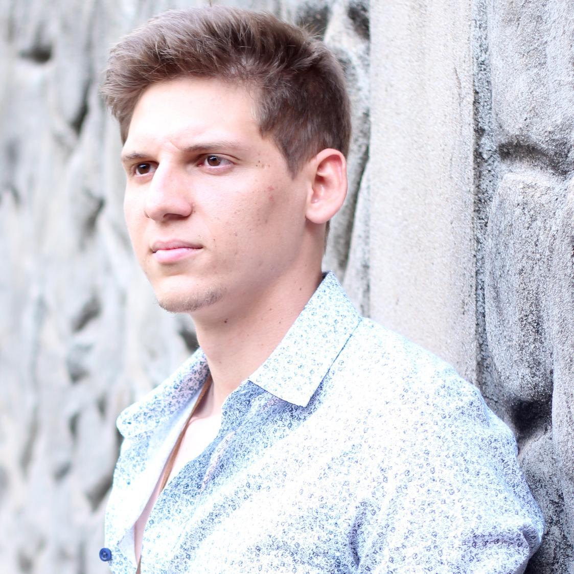 Cantor, compositor e musico.