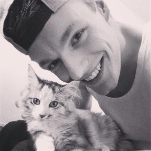 Vera, verslaafd aan Enzo's vlogs & youtube video's maken.
