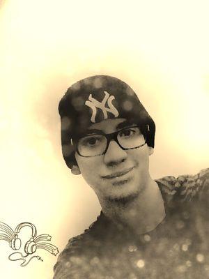 soy un musico loco que le gusta estar feliz , el dolor no es lo mio aunque aveces lo vivo